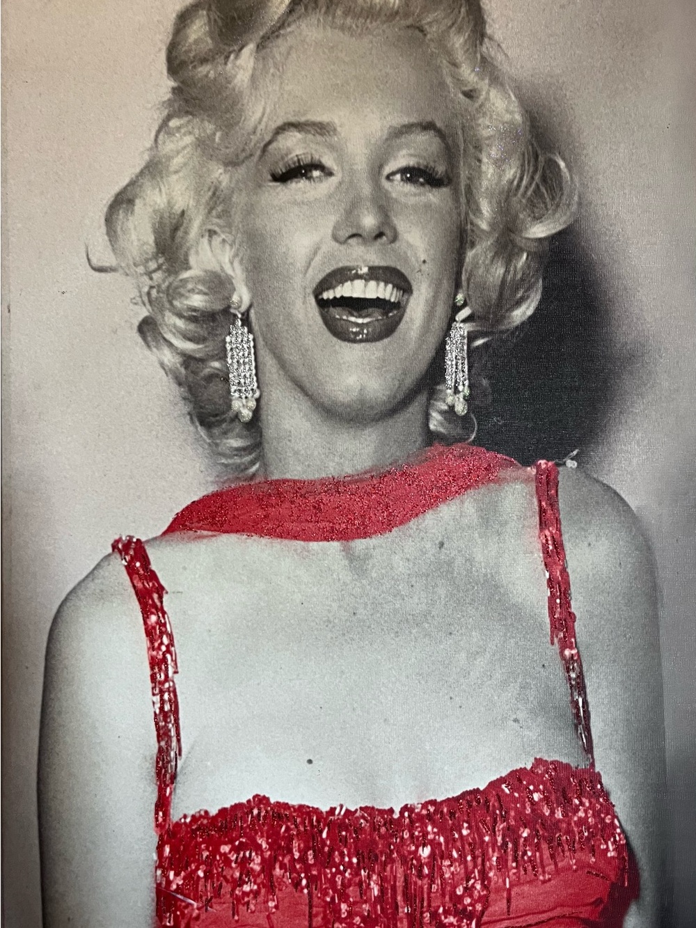 Marylyn Monroe stand up on a canvas platform